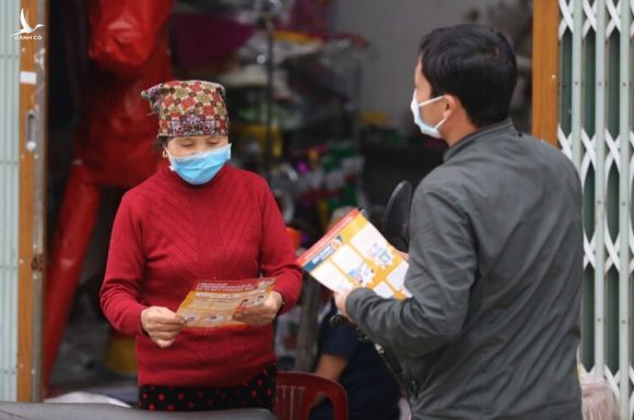 Chính quyền phát tờ rơi phòng chống nCoV ở thôn Ái Văn, xã Sơn Lôi, huyện Bình Xuyên, nơi có nữ sinh nhiễm bệnh. Ảnh: Tất Định