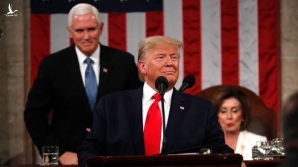 Mở đầu thông điệp liên bang Mỹ, Tổng thống Trump không bắt tay bà Pelosi - Ảnh 1.