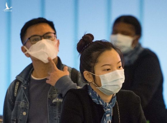 Hành khách châu Á đeo khẩu trang đề phòng dịch bệnh tại sân bay quốc tế Los Angeles, bang California (Mỹ) ngày 31.1 /// AFP