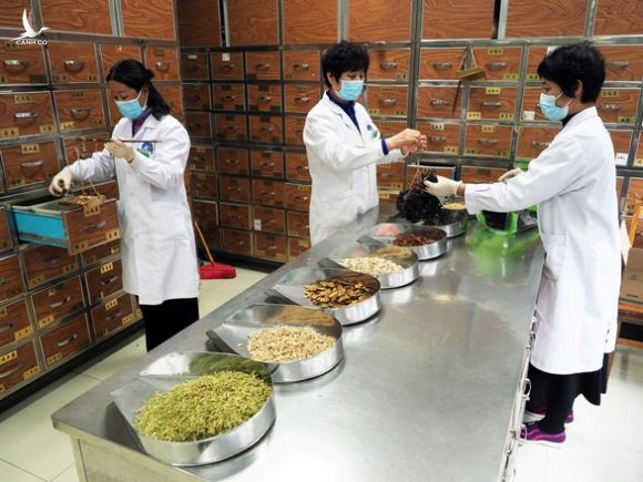 Trong đại dịch corona, dân Trung Quốc lùng mua thuốc trị HIV - Ảnh 1.