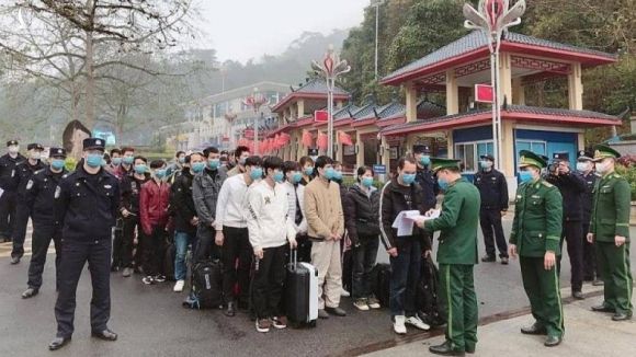 Đưa 158 lao động trở về từ Trung Quốc vào các doanh trại quân đội ở Lạng Sơn - 1