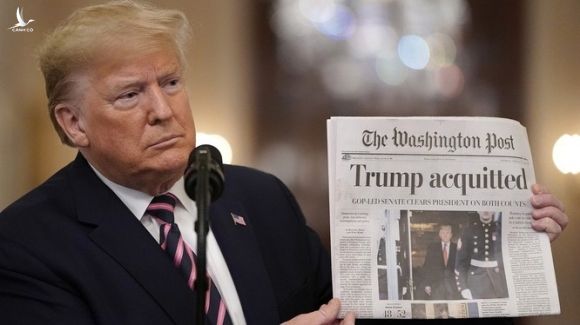 Ông Trump giơ cao trang bìa của tờ Washington Post có dòng tít lớn 