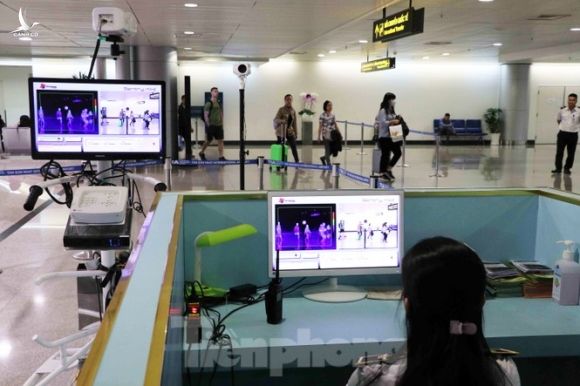Cận cảnh quy trình kiểm dịch virus corona ở sân bay Tân Sơn Nhất - ảnh 1
