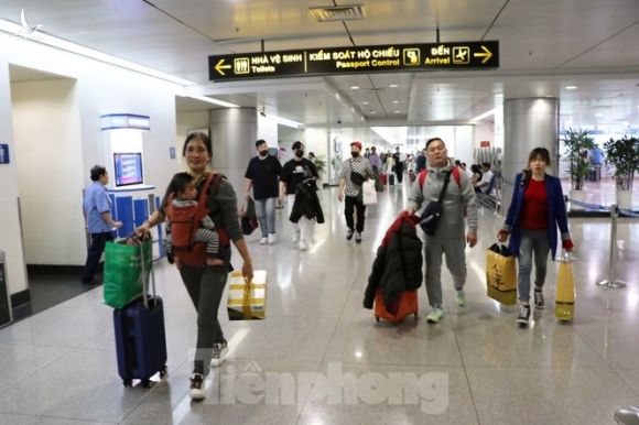 Cận cảnh quy trình kiểm dịch virus corona ở sân bay Tân Sơn Nhất - ảnh 2