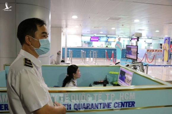 Cận cảnh quy trình kiểm dịch virus corona ở sân bay Tân Sơn Nhất - ảnh 3