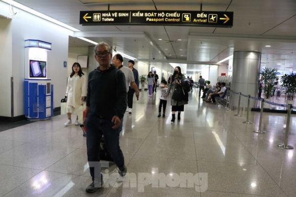 Cận cảnh quy trình kiểm dịch virus corona ở sân bay Tân Sơn Nhất - ảnh 9