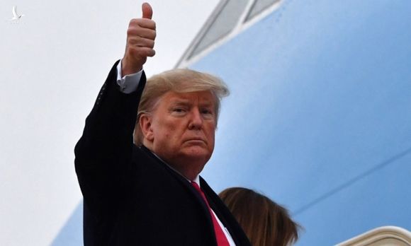 Tổng thống Mỹ Donald Trump lên chuyên cơ Không lực Một tại căn cứ Andrews hôm 30/1. Ảnh: AFP.