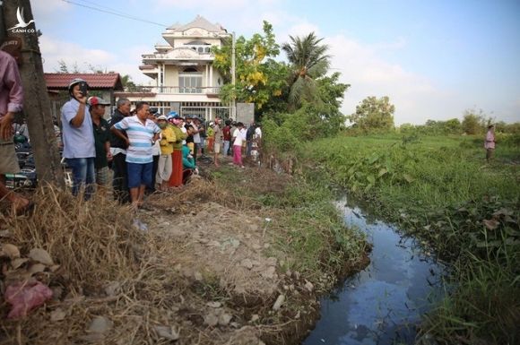 NÓNG: Đang rà mìn quanh nhà được cho là Tuấn khỉ ẩn náu, ngàn người vẫn xem - Ảnh 11.