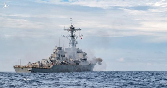 Khu trục hạm Milius (DDG 69) của Hải quân Mỹ diễn tập tác xạ pháo 127 mm trên Biển Đông, ngày 24.11.2019 /// Hải quân Mỹ