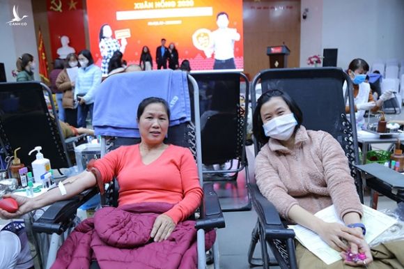 Hình ảnh đẹp, hàng nghìn người xếp hàng giải cứu thiếu máu