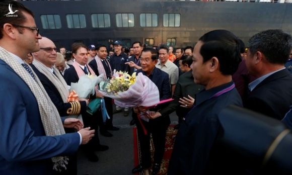Thủ tướng Campuchia Hun Sen tặng hoa cho thủy thủ đoàn và hành khách trên du thuyền MS Westerdam hôm nay. Ảnh: Reuters.