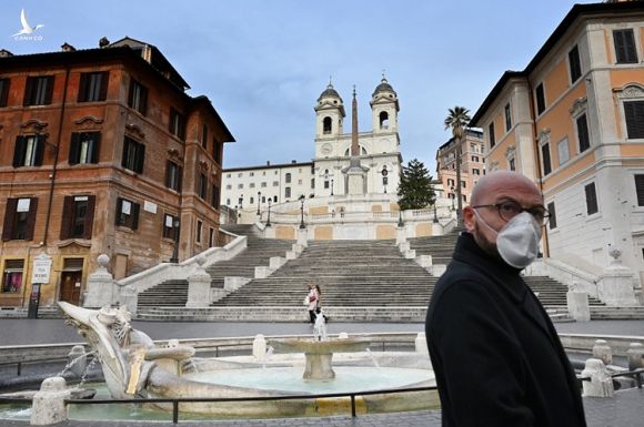 Một du khách Tây Ban Nha đi qua trung tâm thủ đô Rome, Italy hôm 12/3. Ảnh: AFP