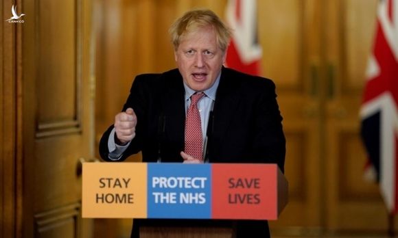 Thủ tướng Anh Borish Johnson trong cuộc họp báo từ xa đầu tiên tại London, Anh, ngày 25/3. Ảnh: Reuters.