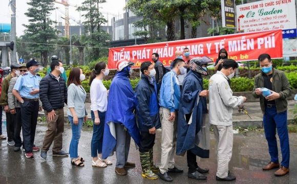 Hà Nội: Người dân xếp hàng đợi phát khẩu trang miễn phí