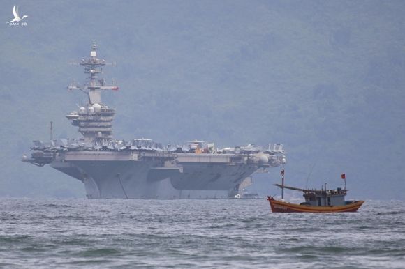 Tàu sân bay USS Theodore Roosevelt trên vịnh Đà Nẵng. Đây là tàu sân bay thứ hai của Mỹ ghé thăm Đà Nẵng, sau chuyến thăm trước đó của tàu sân bay Carl Vinson năm 2018 /// Đậu Tiến Đạt