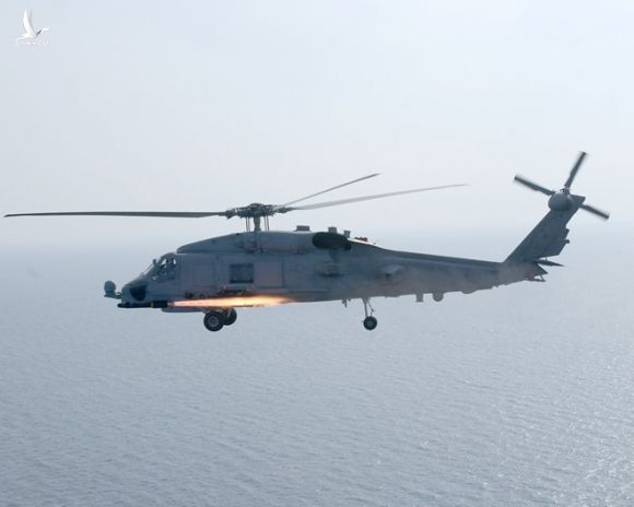 Sikorsky MH-60R khai hỏa tên lửa đối hải /// Ảnh: Hải quân Mỹ