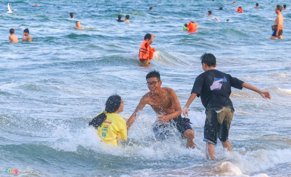 Hang nghin nguoi tam bien Nha Trang giua cao diem dich hinh anh 8 24_zing_1.jpg