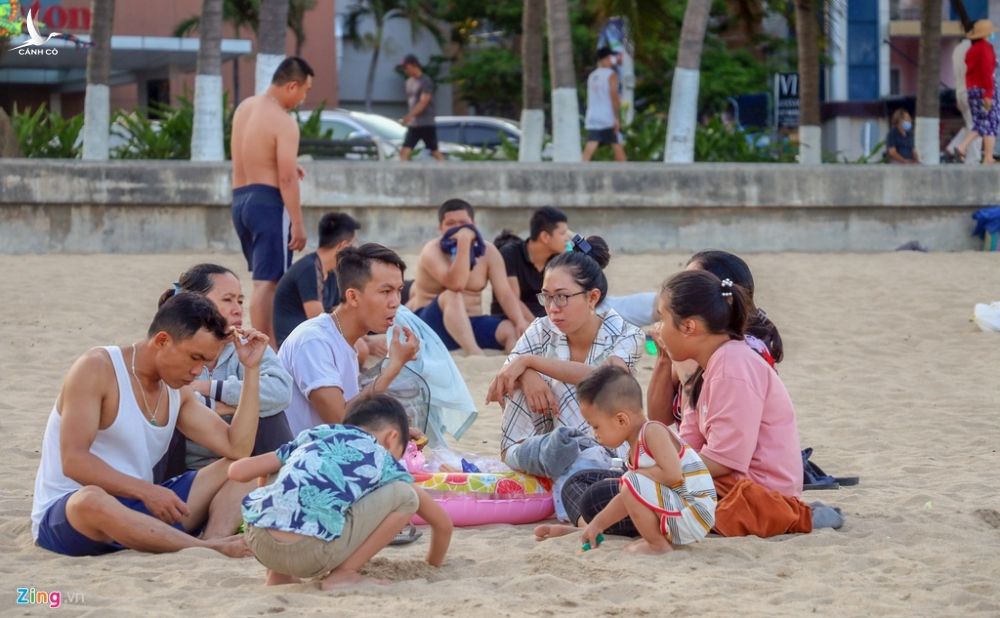 Hang nghin nguoi tam bien Nha Trang giua cao diem dich hinh anh 6 3_zing.jpg