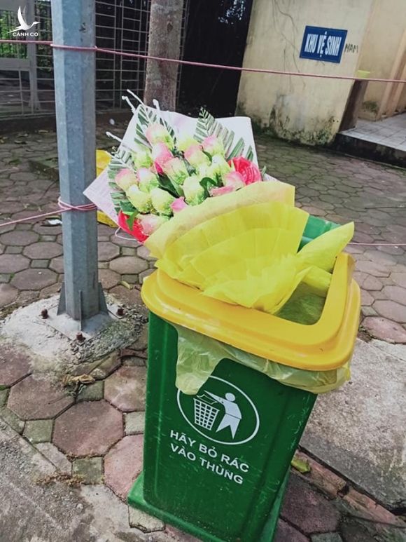 Bó hoa bác sĩ tặng khi hết cách ly bị vứt thùng rác: Nên tặng hoa tiếp? - ảnh 1