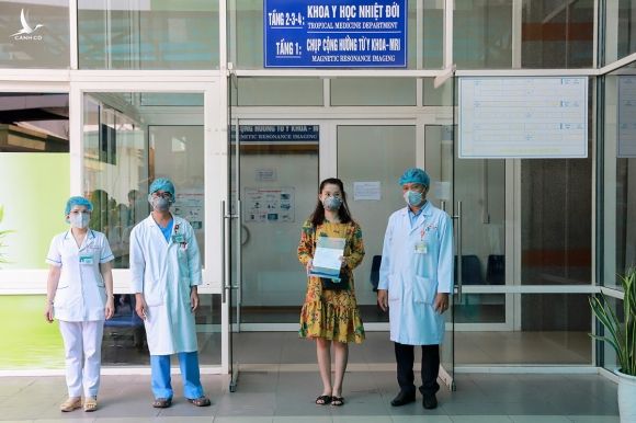 Lãnh đạo Bệnh viện Đà Nẵng trao giấy xuất viện cho bệnh nhân 35. Ảnh: Nguyễn Đông.