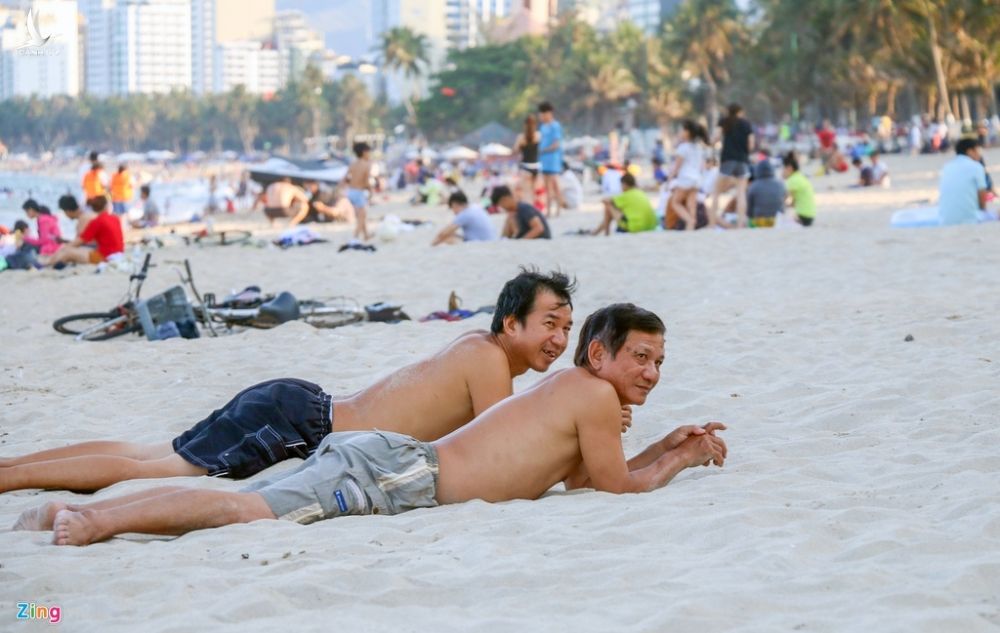 Hang nghin nguoi tam bien Nha Trang giua cao diem dich hinh anh 5 4_zing.jpg