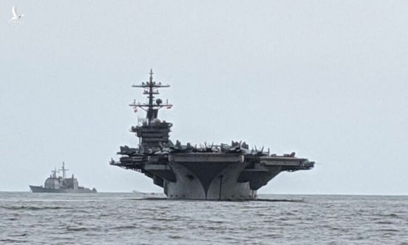 Tàu sân bay USS Theodore Roosevelt (phải) cùng tuần dương hạm USS Bunker Hill tới Đà Nẵng sáng 5/3. Ảnh: Đại sứ quán Mỹ tại Việt Nam