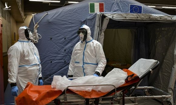 Nhân viên y tế phụ trách kiểm tra người nghi nhiễm virus corona tại bệnh viện Molinette, Turin, Italy ngày 26/2. Ảnh: PA.