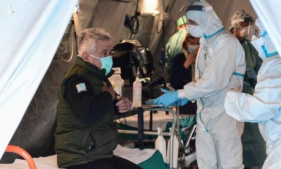 Nhân viên y tế khám sàng lọc cho một bệnh nhân trong lều chuyên dụng bên ngoài khoa cấp cứu của bệnh viện ở Brescia, vùng Lombardy, Italy ngày 13/3. Ảnh: AFP.