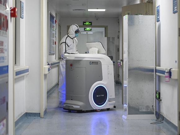 Robot vận chuyện thuốc tại bệnh viện ở Quảng Châu, Trung Quốc. Ảnh: China Daily