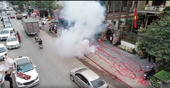 Một đám cưới tại Hà Nội 'chơi nổi' đốt hàng vạn tép pháo - ảnh 1