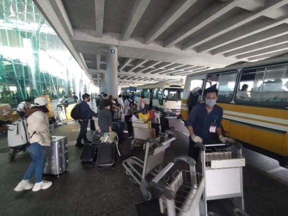 Khoảng 700 hành khách trên 3 chuyến bay từ Hàn Quốc đáp xuống sân bay Cần Thơ ngày 1.3, tất cả hành khách đều được cách ly tập trung /// Ảnh: Đình Tuyển