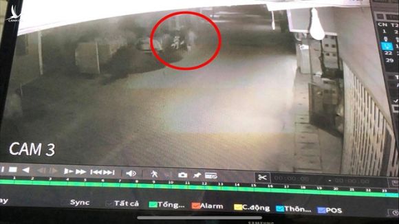Hai nghi phạm phóng hỏa bị camera an ninh nhà dân ghi lại /// Ảnh Trần Cường