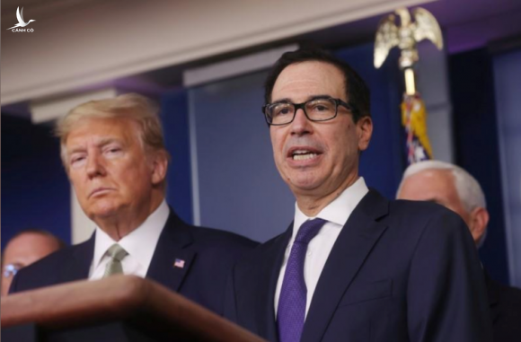 Tổng thống Mỹ Donald Trump và Bộ trưởng Tài chính Steven Mnuchin trong cuộc họp báo tại Nhà Trắng ngày 17/3. Ảnh: Reuters