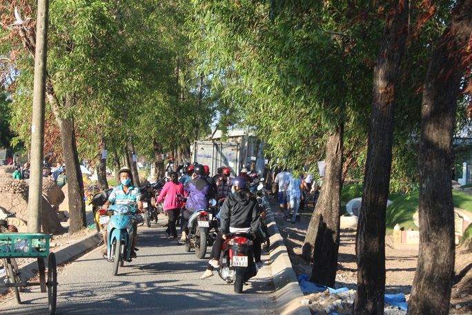 CLIP: Bất chấp lệnh của Thủ tướng, nhiều người ở Bạc Liêu vẫn kéo nhau đi cúng thanh minh - Ảnh 6.