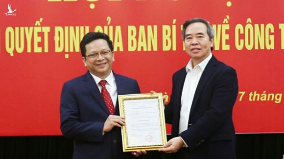 Ông Nguyễn Văn Bình (phải) trao quyết định của Ban Bí thư cho ông Nguyễn Đức Hiển /// Ảnh Gia Hân