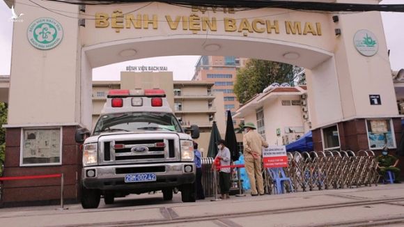 Bệnh viện Bạch Mai đã đóng cửa sáng 28.3 và được Bộ Tư lệnh Hóa học khử khuẩn tối 28.3 /// Ảnh Trần Cường