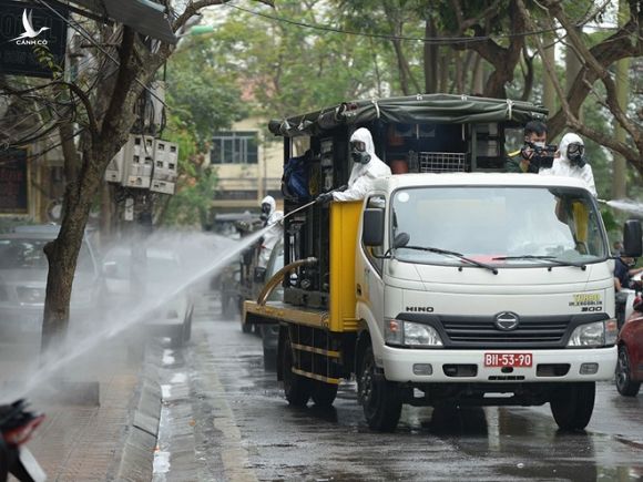 Binh chủng Hóa học khử trùng đoạn phố Trúc Bạch (Q.Ba Đình) bị phong tỏa và một số phố lân cận /// Ảnh: Trần Cường