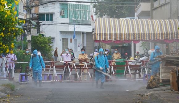 Phun thuốc khử khuẩn khu phố bệnh nhân Covid-19 cư trú ở Bình Thuận, ngày 12/3. Ảnh: Việt Quốc. 