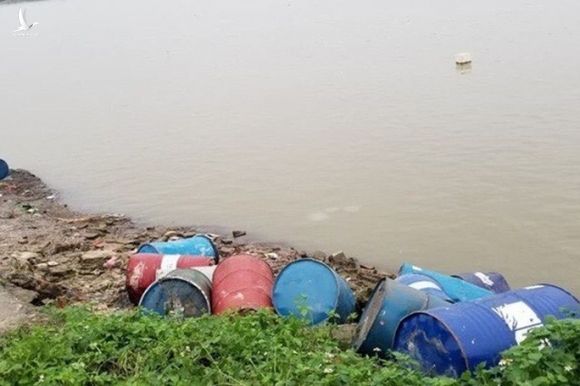 Bắt đối tượng không bán được, đổ trộm hơn 3 tấn chất thải nguy hại xuống sông Hồng - Ảnh 2.
