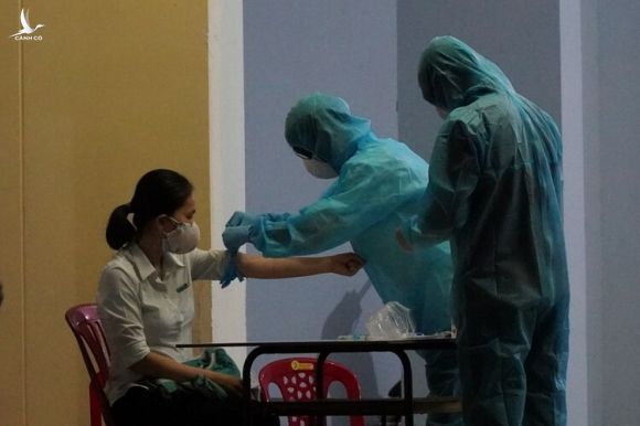 Những đồng nghiệp làm ngân hàng ở Phan Thiết tiếp xúc với bệnh nhân 38, được lấy mẫu tối 11/3, đều có kết quả âm tính. Ảnh: Việt Quốc