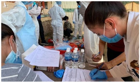 Cán bộ y tế Campuchia lấy mẫu xét nghiệm của những người bị nghi nhiễm SARS-CoV-2 /// Chụp màn hình The Khmer Times