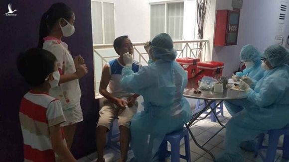Cán bộ y tế lấy mẫu bệnh phẩm cư dân chung cư Hòa Bình, quận 10, TP.HCM /// Ảnh: CTV
