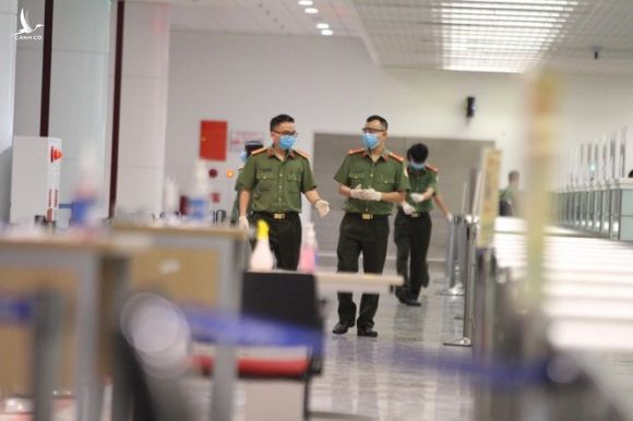 Cảnh đội ngũ phòng chống dịch tại sân bay Nội Bài ngủ gục vì mệt - ảnh 9