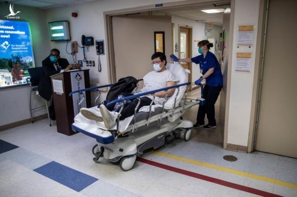 Bệnh viện ở New York bật chế độ thảm họa, bác sĩ thành bệnh nhân Covid-19 - 2