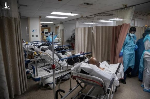 Bệnh viện ở New York bật chế độ thảm họa, bác sĩ thành bệnh nhân Covid-19 - 5