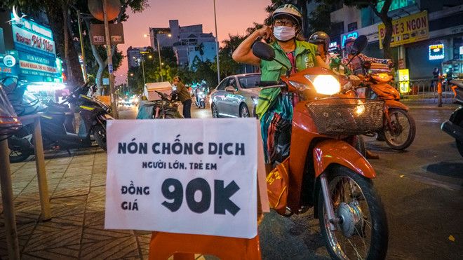 Người Sài Gòn đổ xô ra đường mua nón chống dịch Covid-19: 'Đẹp và an toàn' - ảnh 2