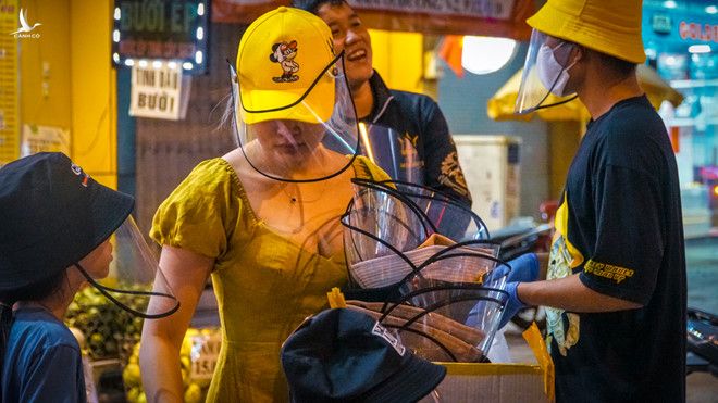 Người Sài Gòn đổ xô ra đường mua nón chống dịch Covid-19: 'Đẹp và an toàn' - ảnh 10