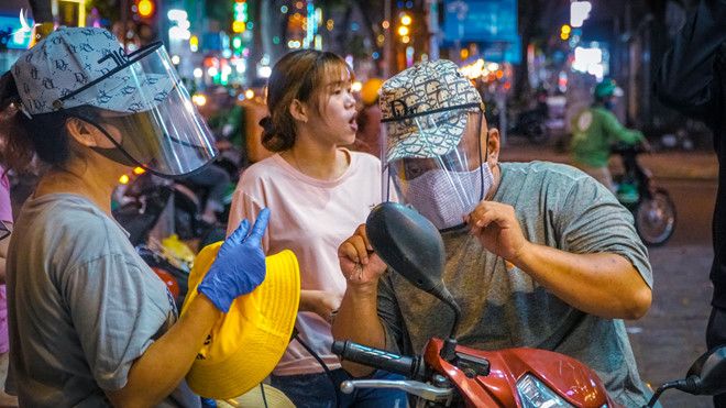 Người Sài Gòn đổ xô ra đường mua nón chống dịch Covid-19: 'Đẹp và an toàn' - ảnh 9