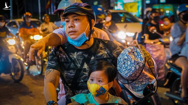 Người Sài Gòn đổ xô ra đường mua nón chống dịch Covid-19: 'Đẹp và an toàn' - ảnh 11