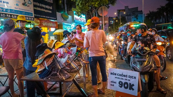 Người Sài Gòn đổ xô ra đường mua nón chống dịch Covid-19: 'Đẹp và an toàn' - ảnh 1